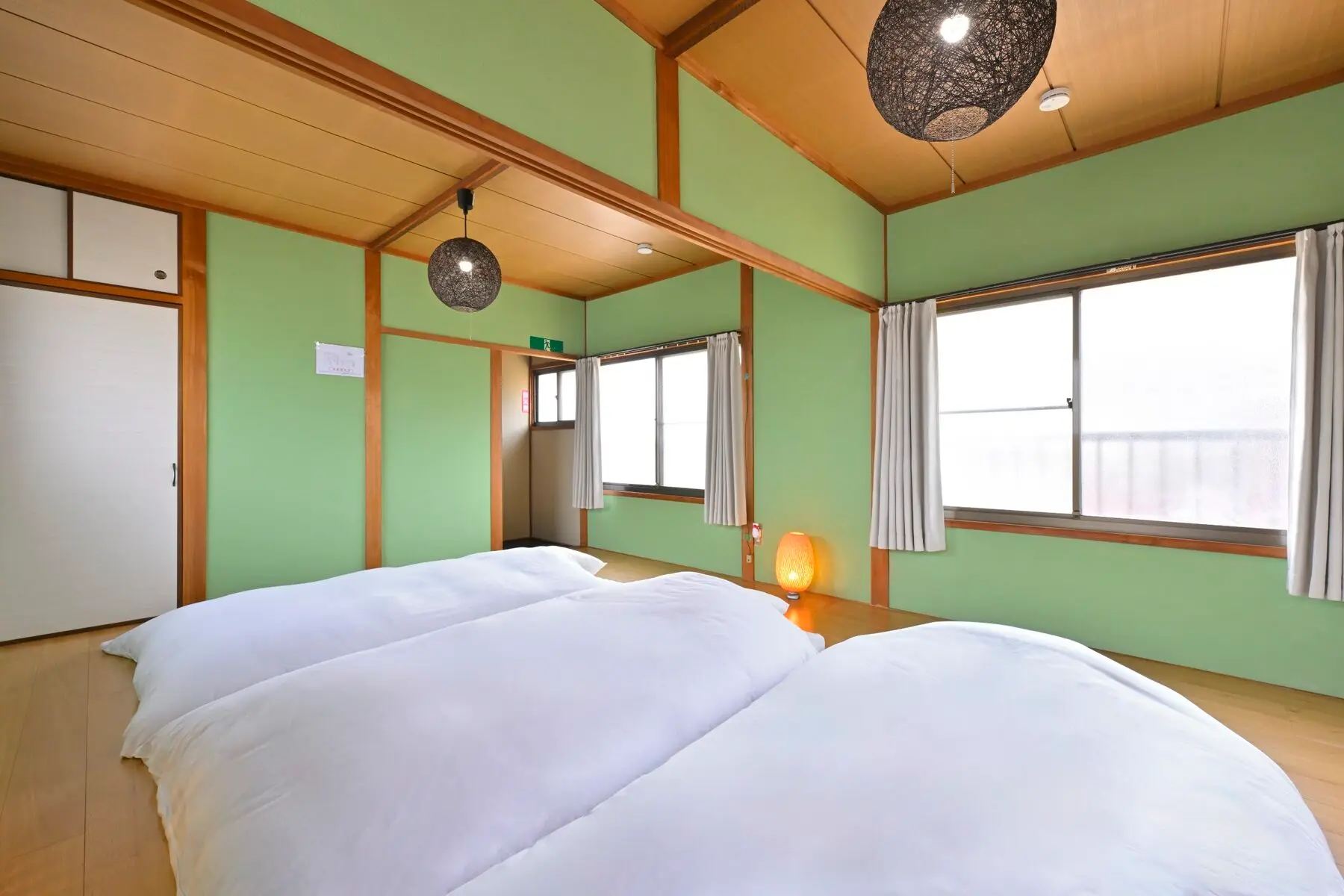 Lay the futons out on the tatami. Up to seven.
